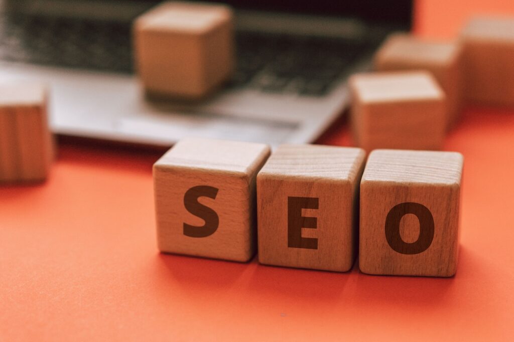 Wood squares arranged with the word SEO in the center